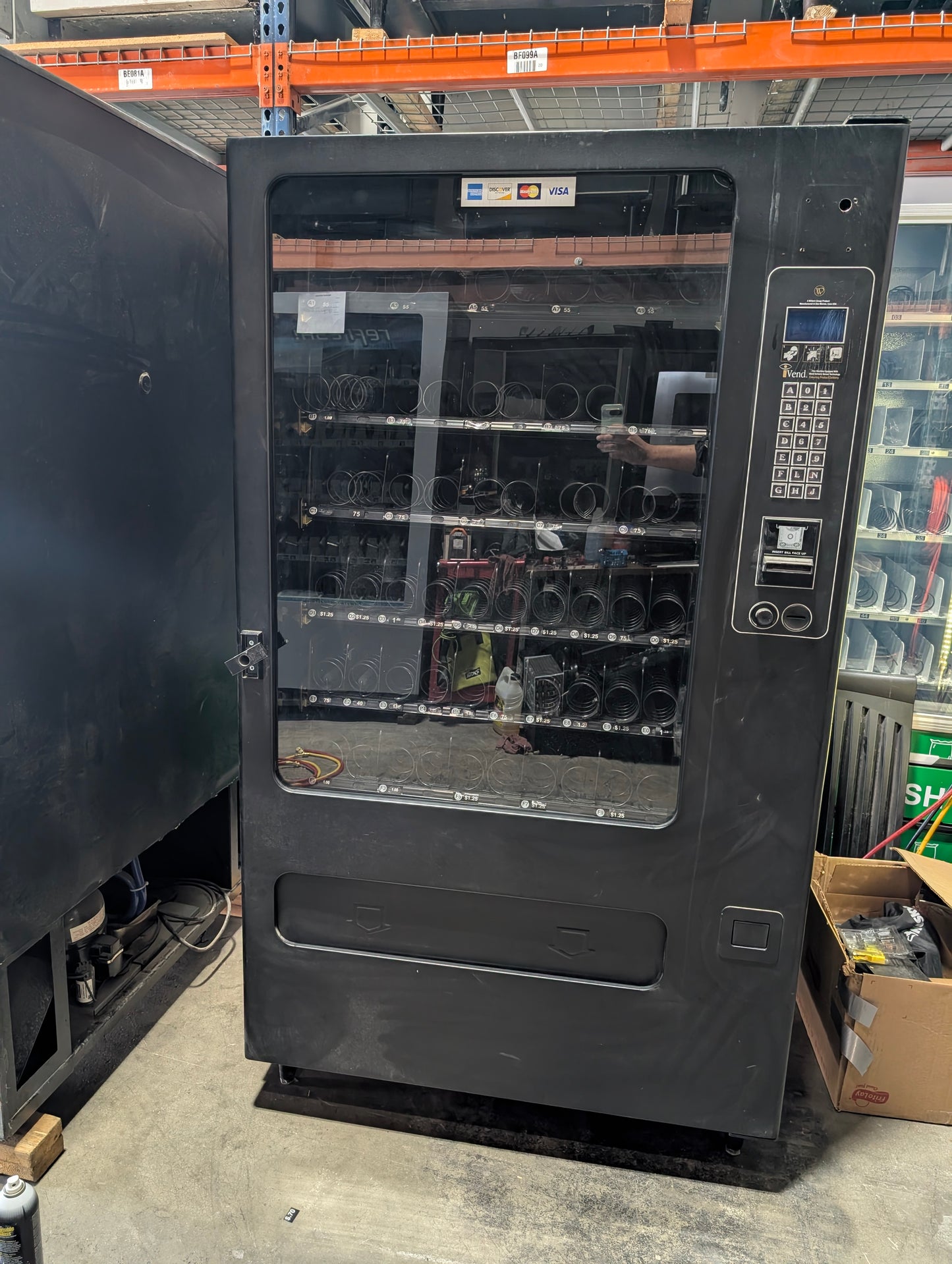 USI MODEL: 3185 115V 6OHZ Snack vending machine