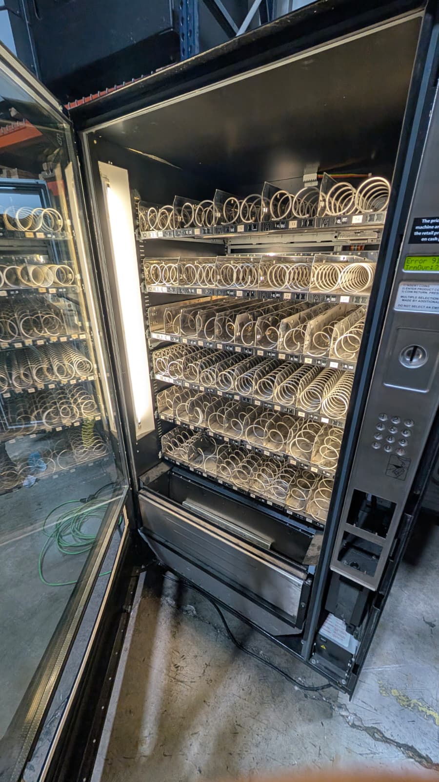 Wurlitzer 1000 Combo Snack & Drink Vending Machine